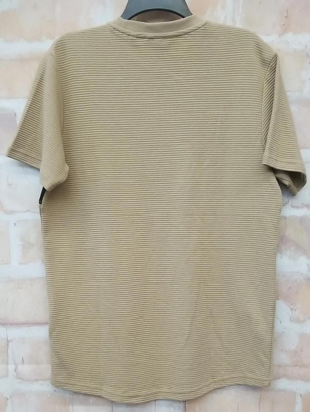 NWT Guess Men's Tan Tee with Black Logo Band Size M - Picture 4 of 8